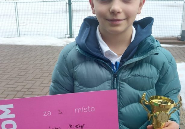 Evička Záhoříková 3.místo ve dvouhře i ve čtyřhře na Teniscentru DTJ HK